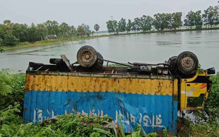 নিয়ন্ত্রণ হারিয়ে কাভার্ডভ্যান পুকুরে