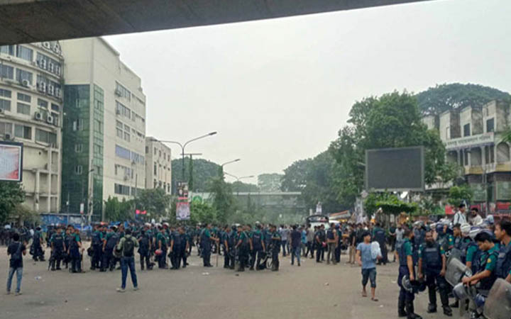 রাজধানীতে সর্বোচ্চ সতর্ক অবস্থানে পুলিশ