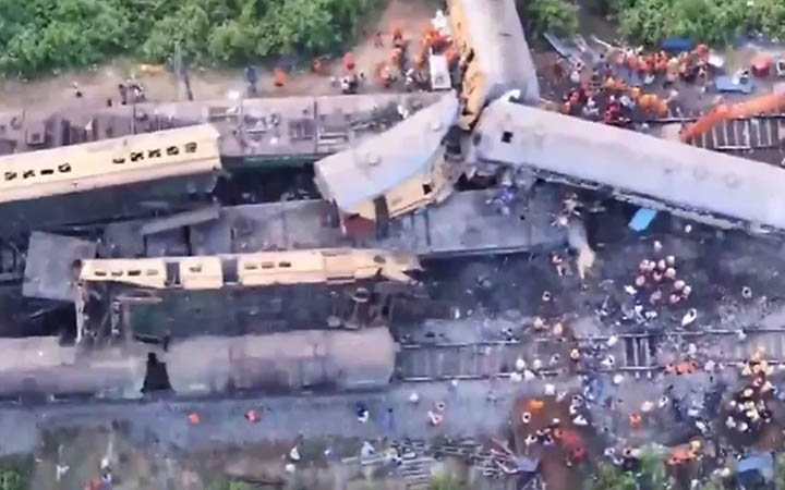 ভারতে ট্রেন দুর্ঘটনায় নিহত বেড়ে ১৩