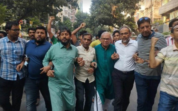 খিলগাঁওয়ে রিজভীর নেতৃত্বে সড়ক অবরোধ করে বিক্ষোভ