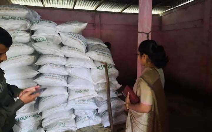হবিগঞ্জে ধানের গুদাম থেকে ১০টন সার জব্দ