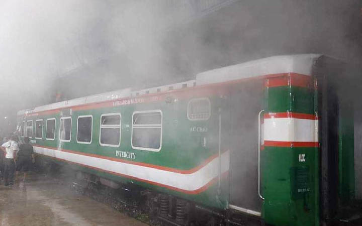 পোড়া বগি রেখে সিলেট ছাড়ল উপবন এক্সপ্রেস