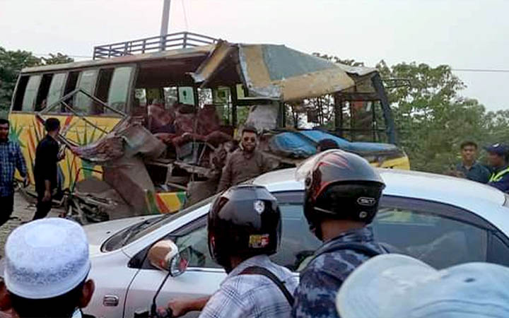দুই বাসের মুখোমুখি সংঘর্ষে আহত ৩০