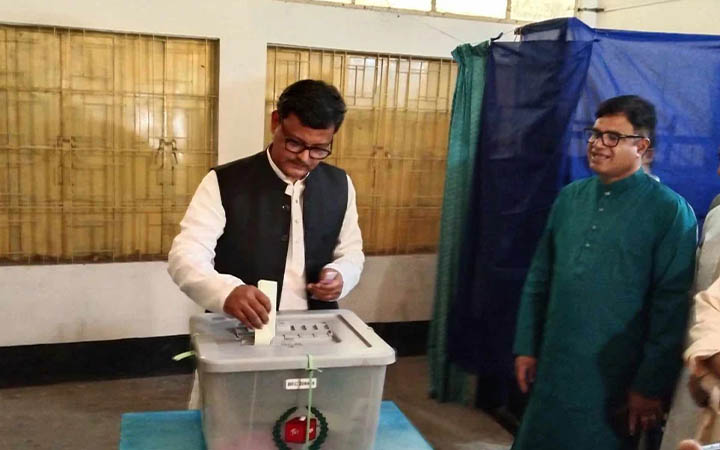 নিজ উপজেলায় ভোট দিলেন নৌপরিবহন প্রতিমন্ত্রী