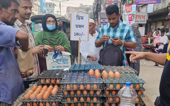 ১৪০ টাকায় মিলছে এক ডজন ডিম