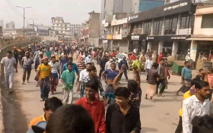 মোহাম্মদপুরে অটোরিকশা চালকদের সড়ক অবরোধ