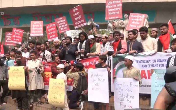 আওয়ামী লীগ নিষিদ্ধের দাবিতে উত্তাল ঢাকা বিশ্ববিদ্যালয়