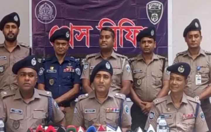 অলৌকিক শক্তির ভয় দেখিয়ে হাতিয়েছেন লাখ লাখ টাকা