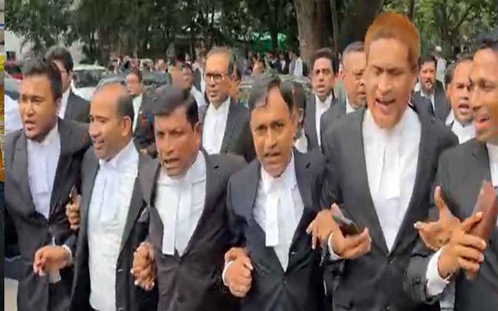 খায়রুল হকের ফাঁসির দাবিতে আইনজীবীদের বিক্ষোভ