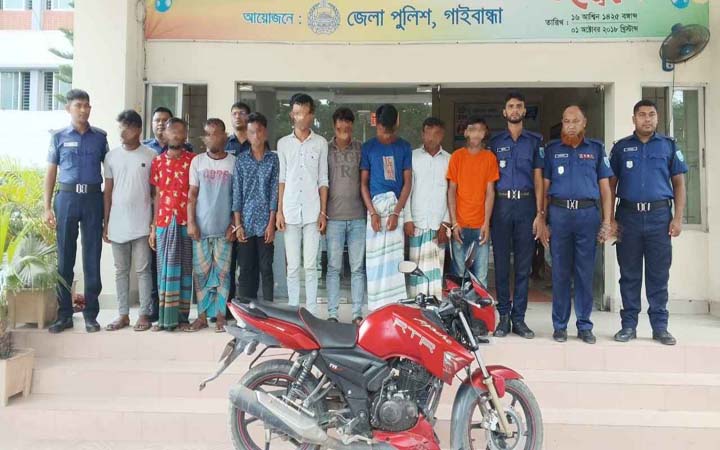 চোরাই মোটরসাইকেলসহ গ্রেফতার ৯