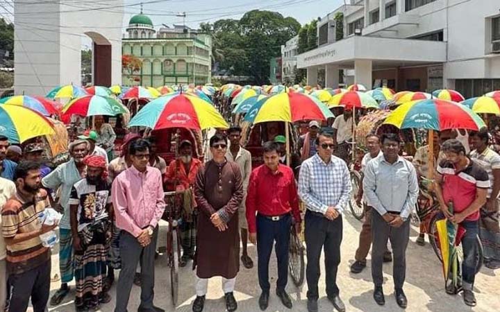 তীব্র তাপদাহ থেকে সুরক্ষায় রিকশাচালকদের মাঝে ছাতা বিতরণ