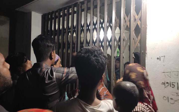 ছাত্রী মেসের ঘটনা নিয়ে স্থানীয়দের সাথে শিক্ষার্থীদের মারামারি, আহত ৭