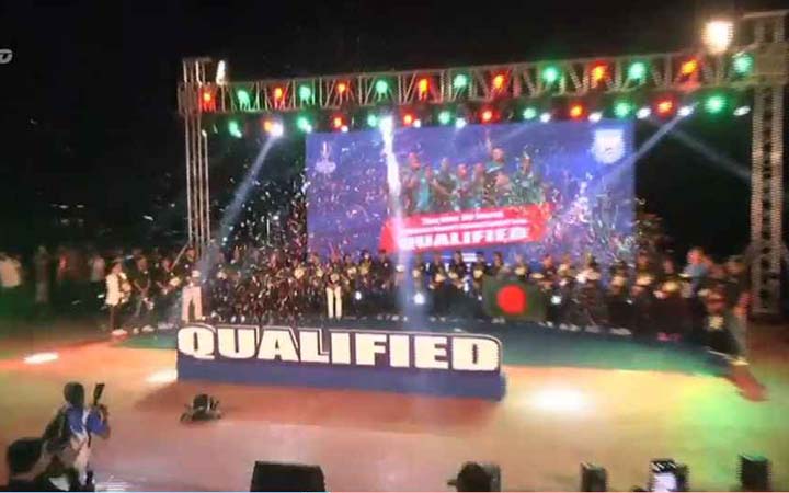 মধ্যরাতে নারী ফুটবলারদের ঝমকালো সংবর্ধনা