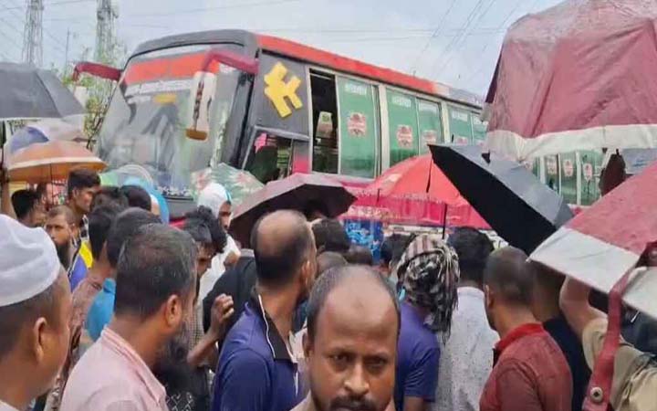 চাঁদা না পেয়ে বাস ভাঙলেন আওয়ামী লীগ নেতারা