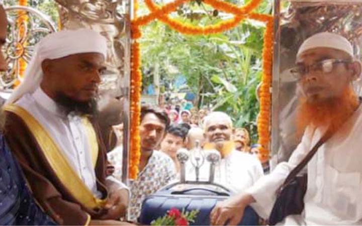 ঘোড়ার গাড়িতে চড়িয়ে ইমামকে রাজকীয় বিদায়