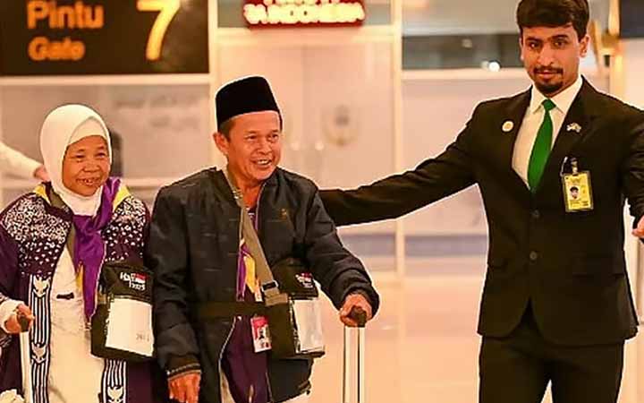 ৪০ বছরের সঞ্চয়ে হজের স্বপ্নপূরণ ইন্দোনেশিয়ান দরিদ্র দম্পতির