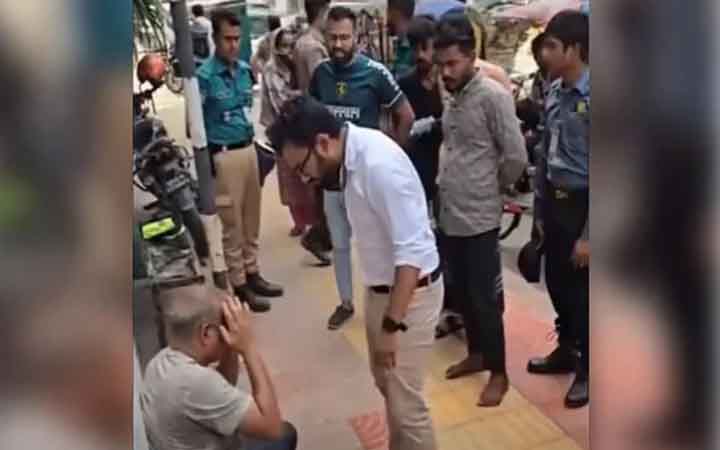 ধানমন্ডিতে পুলিশের সামনেই এক ব্যক্তিকে মারধর ও কান ধরে ওঠবস, ভিডিও ভাইরাল