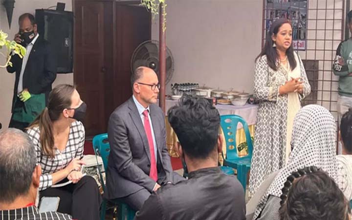 মার্কিন রাষ্ট্রদূতকে ঘিরে ধরার চেষ্টা, মোমেনের সাথে জরুরি বৈঠক