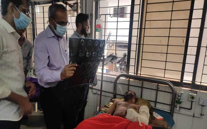 আহতদের দেখতে হাসপাতালে বিএনপি নেতা