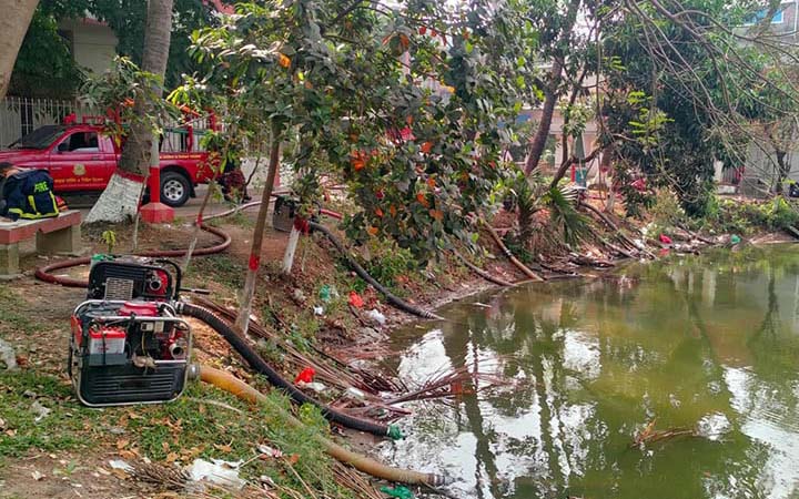 আগুন নেভাতে ঢাকা কলেজের পুকুর থেকে নেওয়া হচ্ছে পানি