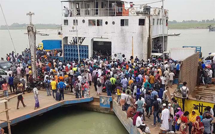 মঙ্গলবার ঢাকা ছেড়েছেন ১২ লাখ মানুষ