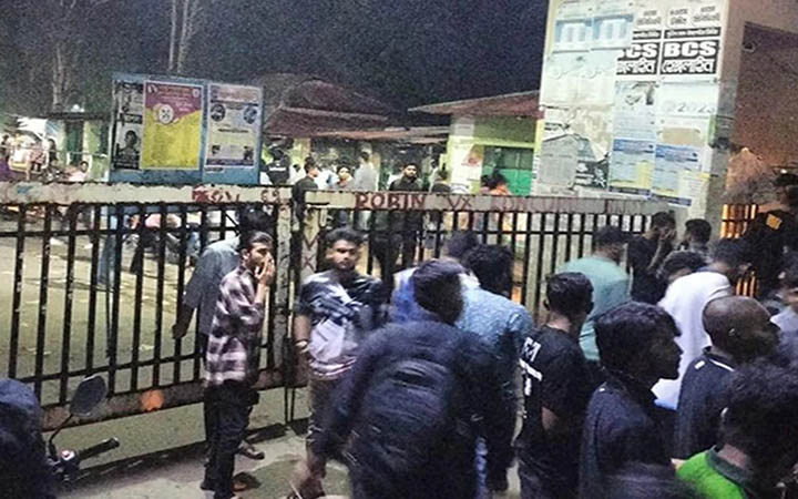 রিকশা, সিএনজি ও বাসের ভাড়া এবং খাবারের দাম বৃদ্ধি;চবির প্রধান ফটকে ছাত্রলীগের তালা