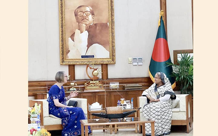 প্রধানমন্ত্রীর সঙ্গে যুক্তরাজ্যের নতুন হাইকমিশনারের সাক্ষাৎ