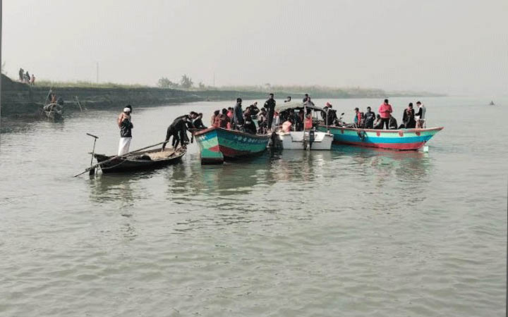 মুন্সিগঞ্জ বাল্কহেডের ধাক্কায় ট্রলারডুবি; এখনও নিখোঁজ দুই