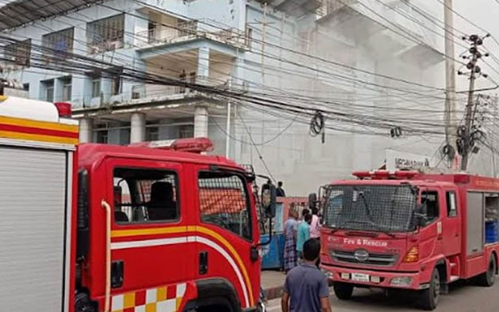 দেড় ঘণ্টার প্রচেষ্টায় বরিশাল মেডিকেলের আগুন নিয়ন্ত্রণে