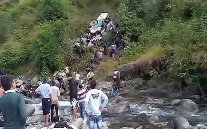 ভারতে যাত্রীবাহী বাস নিয়ন্ত্রণ হারিয়ে খাদে, নিহত ২০