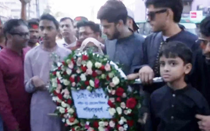 শহীদ নূর হোসেন দিবসে জিরো পয়েন্টে পরিবারের শ্রদ্ধা