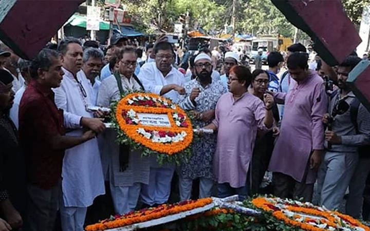 নূর হোসেন চত্বরে বিভিন্ন সংগঠনের শ্রদ্ধা নিবেদন