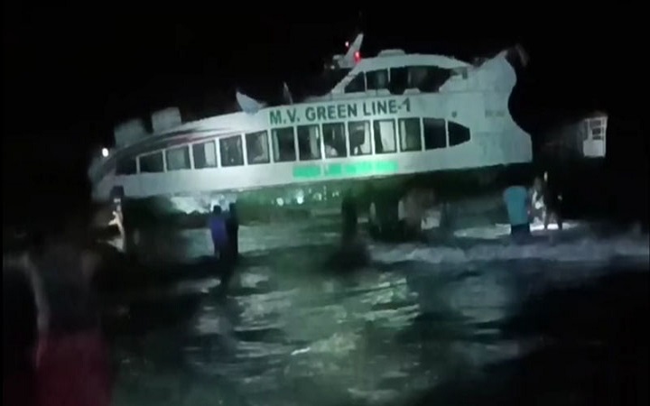 সেন্টমার্টিন থেকে ফেরার পথে সাগরে বিকল জাহাজ, আটকা ৭১ পর্যটক