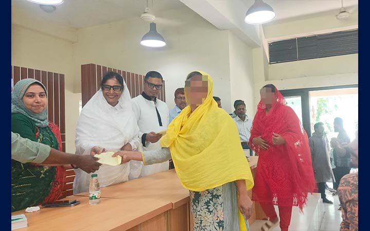 পঞ্চগড়ে দুস্থদের মাঝে প্রধানমন্ত্রীর তহবিল থেকে আর্থিক সহায়তা