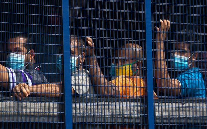 মালয়েশিয়ায় বাংলাদেশিসহ ৯০ অভিবাসী গ্রেপ্তার