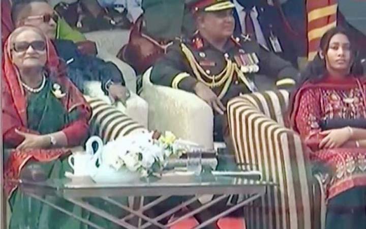 জাতীয় প্যারেড স্কয়ারে কুচকাওয়াজ প্রত্যক্ষ করলেন প্রধানমন্ত্রী