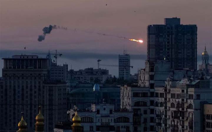 মধ্যরাতে ইউক্রেনজুড়ে রাশিয়ার ভয়াবহ হামলা