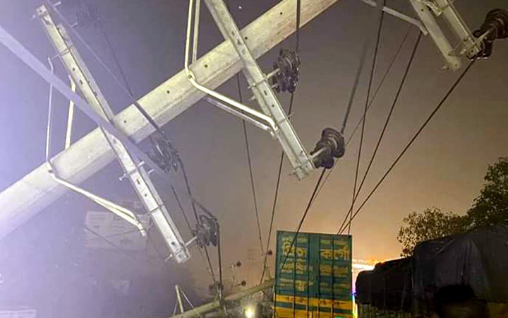 মহাসড়কে ট্রাকের ধাক্কায় ভেঙে পড়ল ১০ বিদ্যুৎ খুঁটি