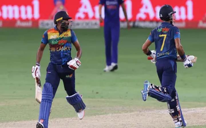 শ্রীলংকার কাছে হেরে এশিয়া কাপ থেকে প্রায় বিদায় ভারতের