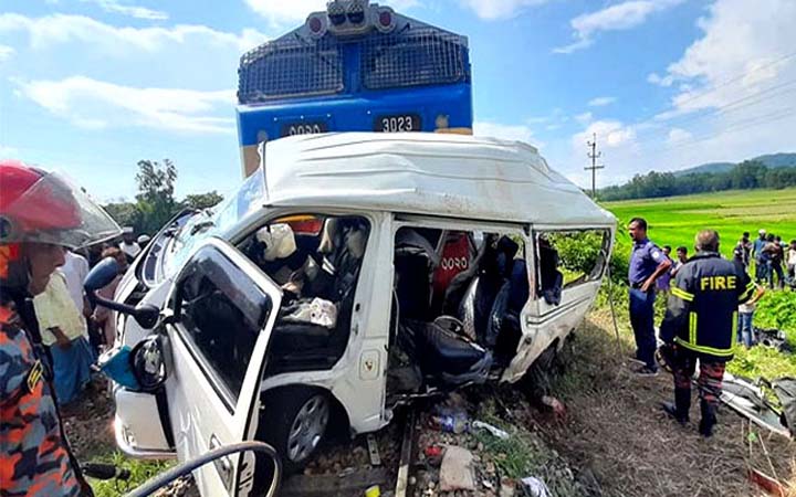 মিরসরাইয়ে ট্রেন দুর্ঘটনা : গেটকিপার ও মাইক্রোচালককে দায়ী করল তদন্ত কমিটি