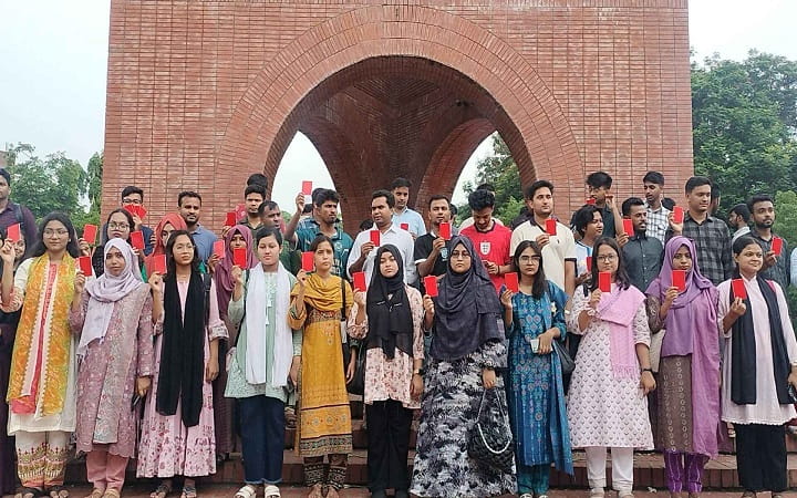 মাদকের বিরুদ্ধে জাবিতে লাল কার্ড প্রদর্শনী