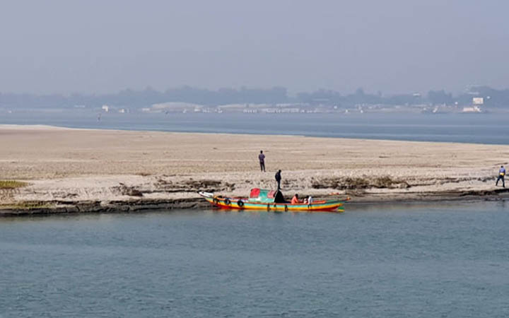 পদ্মায় জেগে উঠেছে ডুবোচর, ফেরি চলাচল ব্যাহত