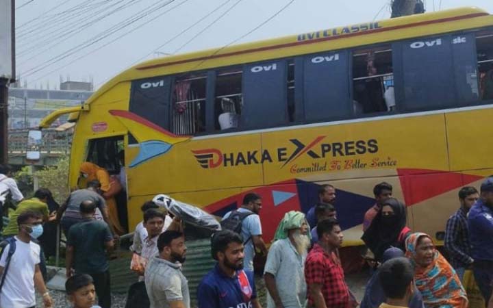 ঈদে ঘরে ফেরা ৪২ যাত্রী নিয়ে বাস খাদে