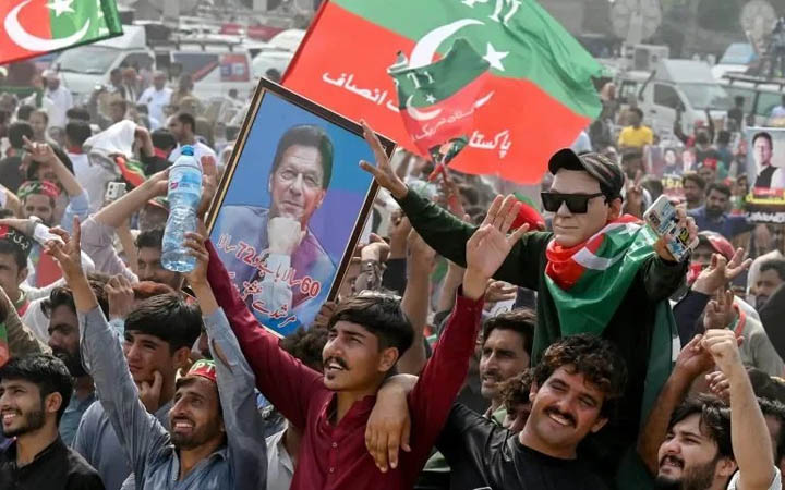ইমরানের মুক্তির দাবিতে বিক্ষোভে উত্তাল পাকিস্তান