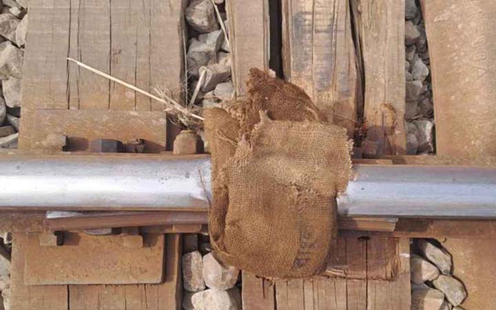 নাটোরে রেললাইন ভাঙা, বস্তা গুঁজে ধীরগতিতে ট্রেন চলাচল