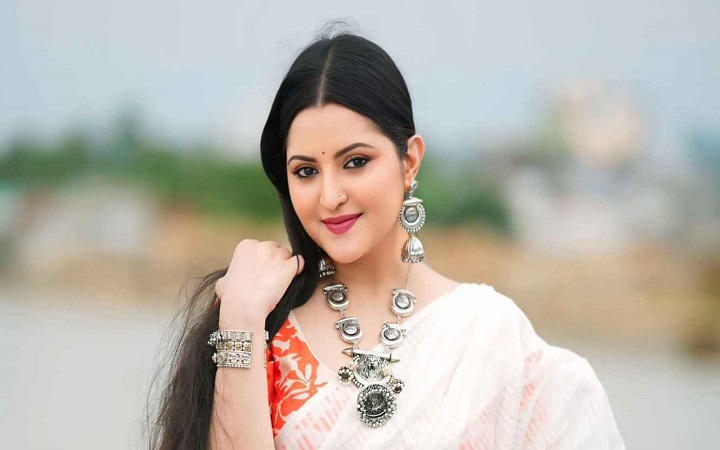 লাইভে এসে ভ্যালেন্টাইনের সঙ্গে পরিচয় করালেন পরীমণি