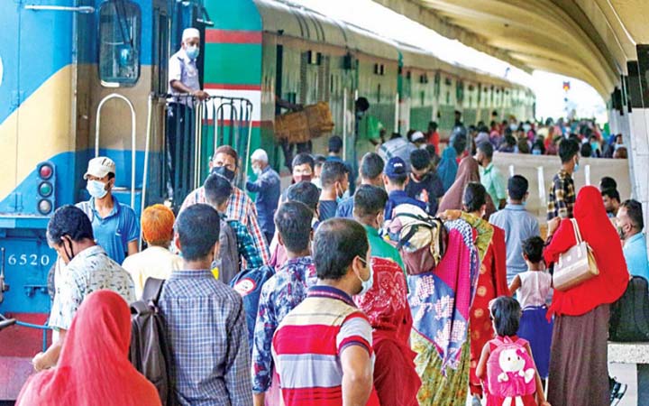 রেলের ঈদযাত্রা শুরু, স্বস্তিতে বাড়ি ফিরছে মানুষ
