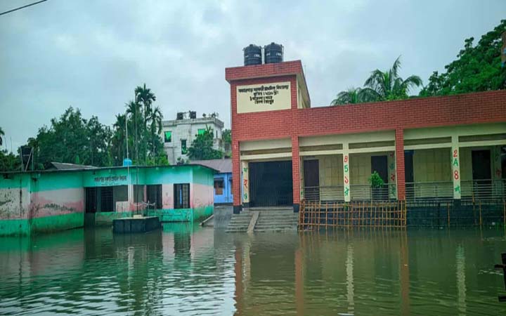 রাতভর বৃষ্টিতে রংপুর নগরীর নিম্নাঞ্চল প্লাবিত