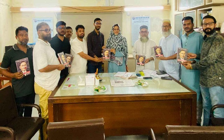 মিরপুরে শিক্ষাপ্রতিষ্ঠানের গ্রন্থাগারে ‘জনতার জিয়া’ বই প্রদান
