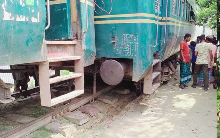 ১১ ঘণ্টা পর রাজবাড়ী-দৌলতদিয়া রুটে ট্রেন চলাচল স্বাভাবিক